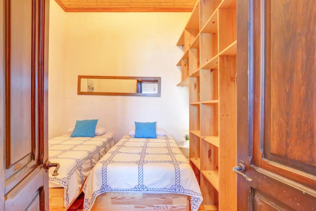 La Casa del Capitán - twin-beds-rope-print-bedspread